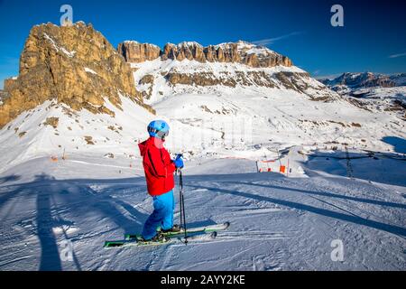 Giovane uomo pronto per sciare nella località sciistica di Dolomity, Italia. Foto Stock