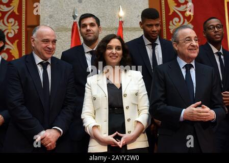 Pablo Laso (a sinistra, prima fila), Isabel Díaz Ayuso, Florentino Perez sono visti durante la celebrazione. Foto Stock