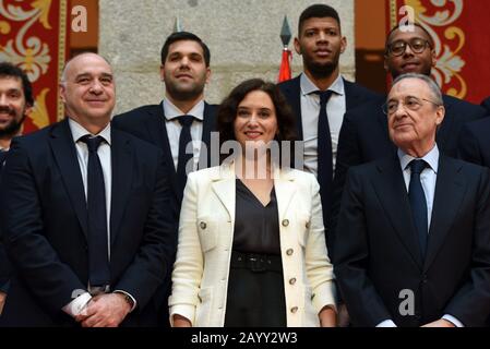 Pablo Laso (a sinistra, prima fila), Isabel Díaz Ayuso, Florentino Perez sono visti durante la celebrazione. Foto Stock