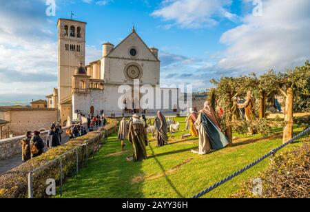 Natale ad Assisi, Basilica di San Francesco con il Presepe di Natale. Provincia Di Perugia, Umbria, Italia. Foto Stock