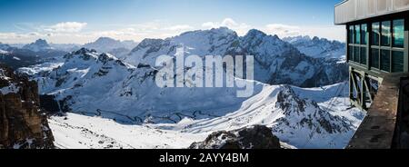 Vista al Passo pordoi e alla Marmolada dalla Terrazza delle Dolomiti situata tra Arabba e Canazei, Italia, Europa. Foto Stock