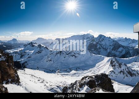 Vista al Passo pordoi e alla Marmolada dalla Terrazza delle Dolomiti situata tra Arabba e Canazei, Italia, Europa. Foto Stock