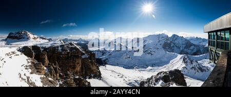 Vista al Passo pordoi e alla Marmolada dalla Terrazza delle Dolomiti situata tra Arabba e Canazei, Italia, Europa. Foto Stock