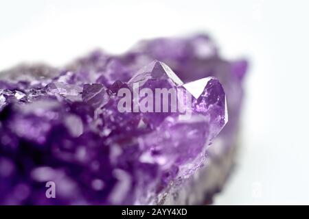 Cristalli di Ametista geode isolato su sfondo bianco. Foto di scorta Foto Stock