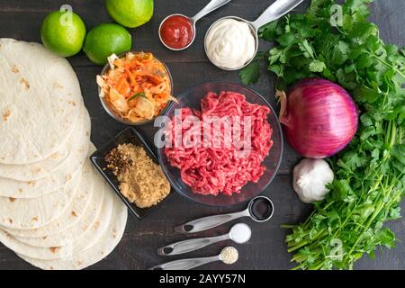 Ingredienti per La Carne di manzo coreana Tacos: Manzo macinato, kimchi, coriandolo e altri ingredienti per la cucina fusion Foto Stock