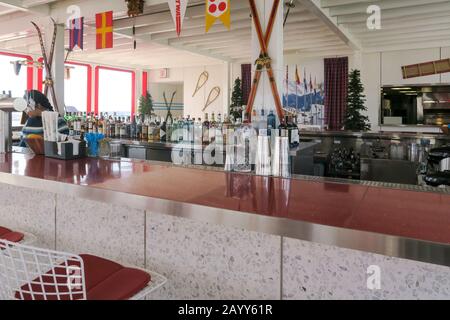 Il ristorante Bar sulla Rooftop Ski Resort Themed Bar Chalet al TWA Hotel all'Aeroporto John F. Kennedy di New York City, USA Foto Stock