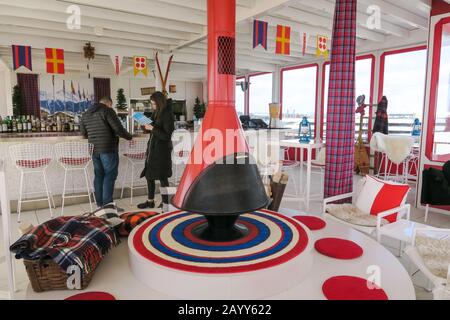 Il ristorante Bar sulla Rooftop Ski Resort Themed Bar Chalet al TWA Hotel all'Aeroporto John F. Kennedy di New York City, USA Foto Stock