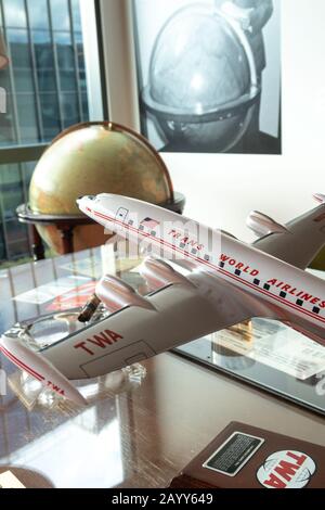 Vintage Replica dell'ufficio Howard Hughes nel 1962, Trans World Airways all'aeroporto internazionale John F. Kennedy di New York, USA Foto Stock