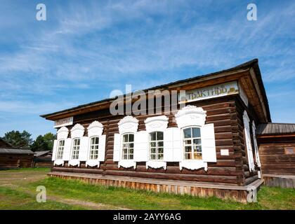 Capanna di tronchi vecchio stile con persiane, Museo di architettura in legno di Taltsy, Regione Irkutsk, Siberia, Russia Foto Stock