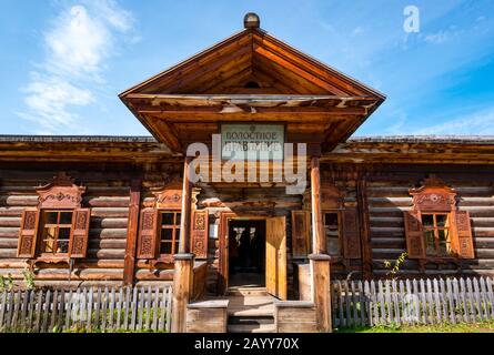 Ufficio governativo locale tradizionale edificio in legno, Taltsy Museo di architettura in legno, Irkutsk Regione, Siberia, Russia Foto Stock
