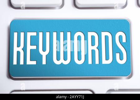 Tasto parole chiave blu su una tastiera bianca Foto Stock
