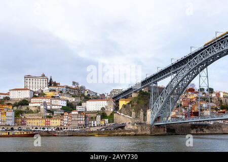 Porto, Portogallo. Immagine panoramica della città di Porto, Portogallo con il famoso Ponte Luis i e il fiume Douro Foto Stock