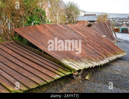 Cardiff, GALLES - FEBBRAIO 2020: Recinzione in legno da giardino distrutta dai forti venti di una tempesta invernale Foto Stock