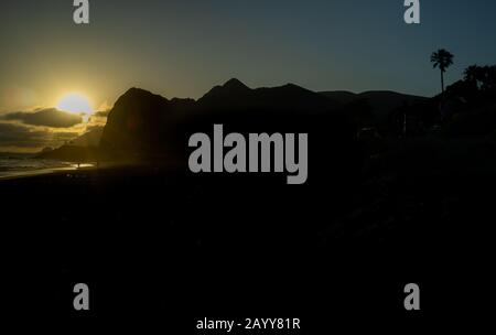 Tramonto a Point Mugu Rock e spiaggia a Point Mugu state Park in California Highway 1 a Malibu, California USA. Foto Stock