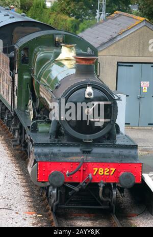 La locomotiva della classe 'manor' GWR 7800, 7827 'Lydham Manor' presso la stazione Kingswear sulla Paignton e la ferrovia a vapore Dartmouth Foto Stock