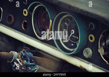 Old Car Dashboard, Auto Rovinata e rottamata, da un cantiere di scarto in Norfolk Foto Stock