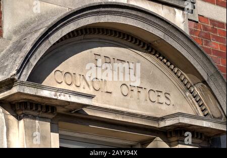 Eristh, Londra, Regno Unito - 8 febbraio 2020: Iscrizione scolpita che indica l'ingresso agli uffici del Consiglio Eristh. Foto Stock