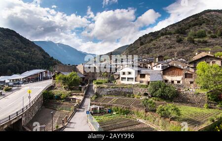Ordino, Andorra - 3rd giugno 2017: Vista panoramica di una piccola città di Ordino, capitale della parrocchia di Ordino. Ha viste spettacolari dalla sua somma Foto Stock