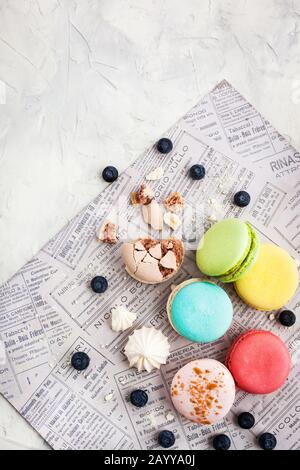 Macaron colorati su sfondo grigio, vista dall'alto, spazio di copia Foto Stock
