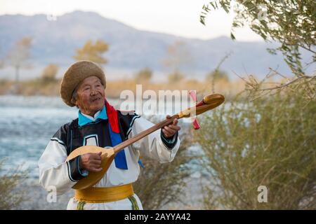 Samjid (80 anni) della minoranza etnica della tribù Uriankhai (Uriyangkhai, Urianhai, o Uryangkhai) sta eseguendo canzoni tradizionali con Foto Stock