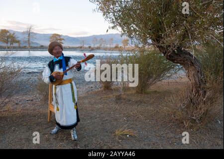 Samjid (80 anni) della minoranza etnica della tribù Uriankhai (Uriyangkhai, Urianhai, o Uryangkhai) sta eseguendo canzoni tradizionali con Foto Stock