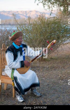 Samjid (80 anni) della minoranza etnica della tribù Uriankhai (Uriyangkhai, Urianhai, o Uryangkhai) sta eseguendo canzoni tradizionali con Foto Stock