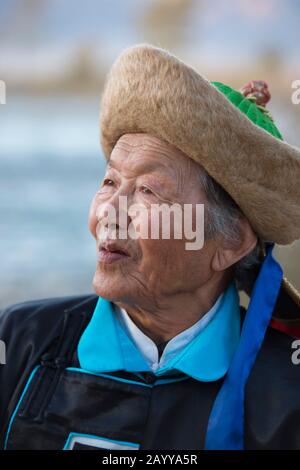 Ritratto del sig. Samjid (80 anni) dalla minoranza etnica della tribù Uriankhai (Uriyangkhai, Urianhai, o Uryangkhai) in abiti tradizionali n Foto Stock