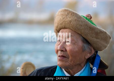 Ritratto del sig. Samjid (80 anni) dalla minoranza etnica della tribù Uriankhai (Uriyangkhai, Urianhai, o Uryangkhai) in abiti tradizionali n Foto Stock