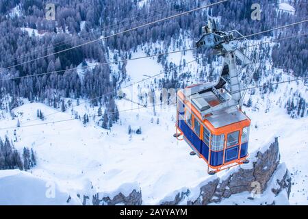 Funivia sulla stazione sciistica Cortina d'Ampezzo vista sulla città invernale dal comprensorio sciistico di Faloria Foto Stock