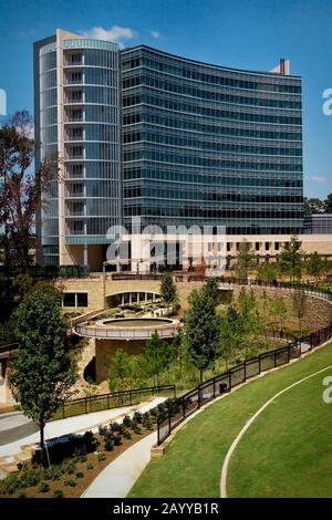 Questa fotografia raffigura una vista esterna dell'edificio 21, situato presso i Centri per il controllo e la prevenzione Delle Malattie, CDC, sede centrale, anche chiamato Roybal Campus. Questo campus si trova ad Atlanta, Georgia. La CDC ha spostato la sua sede in Clifton Road dopo che la costruzione precedente era stata completata in 1960. Nel 1947, l'Emory University donò la terra a Clifton Road per la nuova sede dell'organizzazione. Foto Stock