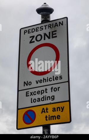 segnaletica stradale che indica le restrizioni al traffico lytham st annes fylde giugno 2019 Foto Stock