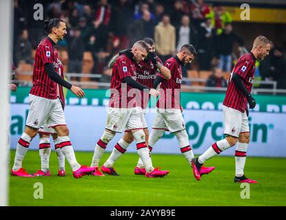 Milano, Italia, 17 Feb 2020, ante rebic di AC milan festeggia con i suoi compagni di squadra durante la serie a 2019/20 partita tra AC milan vs torino fc allo stadio san siro , milano , italia, il 17 febbraio , 2020 - foto fabrizio carabelli in AC Milan vs Torino - campionato italiano A calcio - Credit: LPS/Fabrizio Carabelli/Alamy Live News Foto Stock