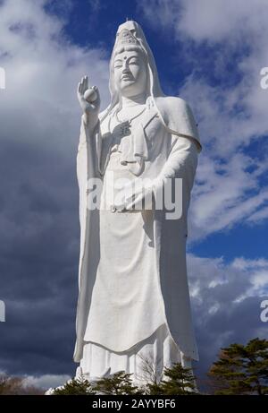 La statua di Sendai Daikannon, alta 100 metri, si trova nella città di Sendai, nella prefettura di Miyagi, in Giappone. Foto Stock