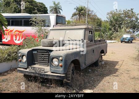 Vecchia Land Rover nella polvere di Gambia Land Foto Stock