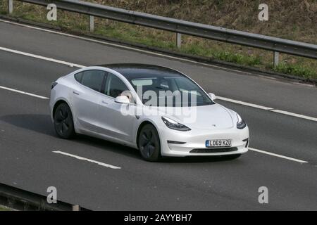 2019 Tesla modello 3 Long Range AWD bianca; movimento del veicolo sull'autostrada M6 vicino a Preston in Lancashire Foto Stock