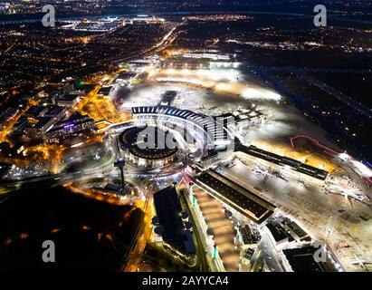 Foto aerea, Aeroporto di Düsseldorf, Aeroporto Düsseldorf EDDL, pista, terminal, maneggiamento dito, aeroporto di notte, pista, illuminazione pista, torre, contro Foto Stock