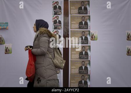 Teheran, Iran. 17th Feb, 2020. Gli iraniani camminano oltre i manifesti elettorali in una strada di Teheran, Iran. Le elezioni parlamentari iraniane del 21 febbraio sono viste come una prova della popolarità del blocco relativamente moderato e pro-riforma del presidente Rouhani. Il suo governo, tuttavia, ha lottato per la maggior parte per mantenere le promesse di campagna per migliorare la vita delle persone mentre l'economia dell'Iran si fa carico delle sanzioni statunitensi. Credit: Zuma Press, Inc./Alamy Live News Foto Stock