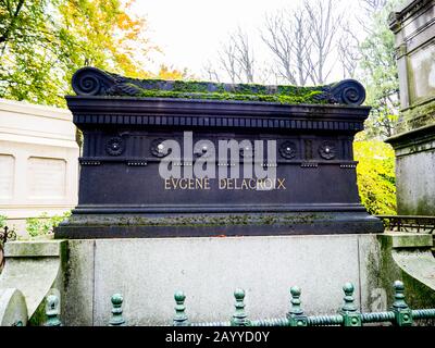 Tomba di Eugene Delacroix, pittore francese, in pietra nera con muschio tra le altre tombe nel cimitero monumentale di Pere Lachaise a Parigi Foto Stock