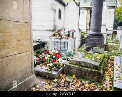La lapide di Jim Morrison, ricoperta di fiori tra le altre tombe, si trova nel cimitero monumentale di Pere Lachaise, Parigi Foto Stock