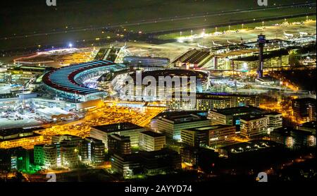 Foto aerea, Aeroporto di Düsseldorf, Aeroporto Düsseldorf EDDL, pista, terminal, maneggiamento dito, aeroporto di notte, pista, illuminazione pista, torre, contro Foto Stock