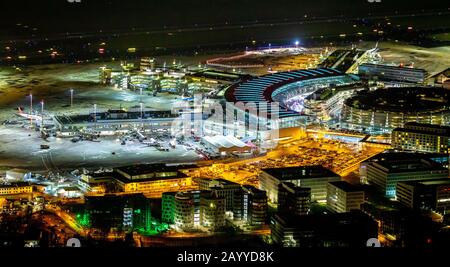 Foto aerea, Aeroporto di Düsseldorf, Aeroporto Düsseldorf EDDL, pista, terminal, maneggiamento dito, aeroporto di notte, pista, illuminazione pista, torre, contro Foto Stock