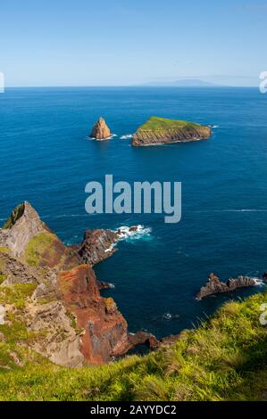 Vista delle isole di uccelli da Ponta da Restinga lungo la costa dell'isola di Graciosa nelle Azzorre, Portogallo. Foto Stock