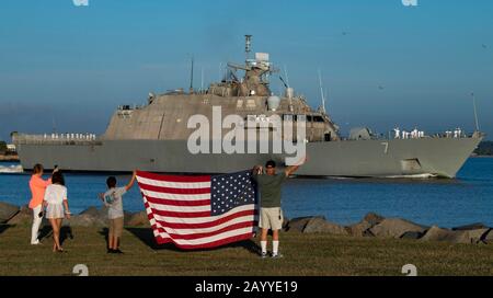 I membri della famiglia si infranagliano come nave da combattimento di classe liberal della marina statunitense USS Detroit parte dalla base navale di Mayport per un dispiegamento programmato il 31 ottobre 2019 a Jacksonville, Florida. Foto Stock