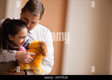 Imprenditore abbracci la sua giovane figlia. Foto Stock