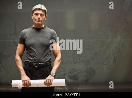 Ritratto di architetto azienda blueprint. Foto Stock