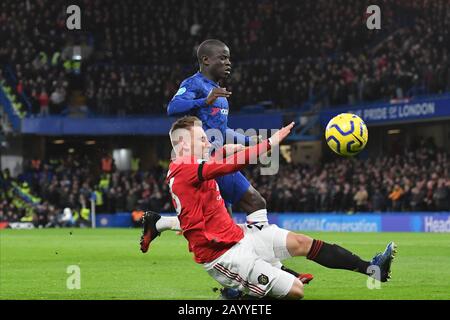 Londra, Regno Unito. 17th Feb, 2020. Luke Shaw di Manchester United combatte per il possesso con N'Golo Kante del Chelsea FC durante la partita della Premier League tra Chelsea e Manchester United a Stamford Bridge, Londra, lunedì 17th febbraio 2020. (Credit: Ivan Yordanov | MI News) La Fotografia può essere utilizzata solo per scopi editoriali di giornali e/o riviste, licenza richiesta per uso commerciale Credit: Mi News & Sport /Alamy Live News Foto Stock