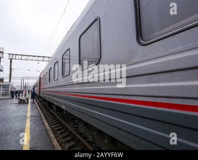 Treno trans-Siberian Express alla stazione ferroviaria di Tyumen e neving, Siberia, Federazione russa Foto Stock