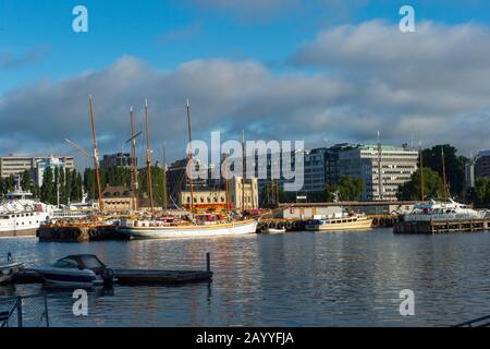 Vista delle vecchie barche a vela ormeggiate nel porto di fronte al municipio di Oslo, Norvegia. Foto Stock