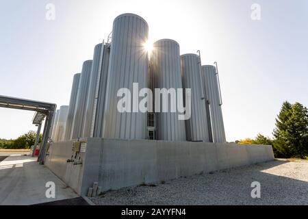 Meuzac, FRANCIA - 17 settembre 2019 - moderni serbatoi di stoccaggio di silo industriali per l'olio, all'aperto in una giornata di sole. Foto Stock