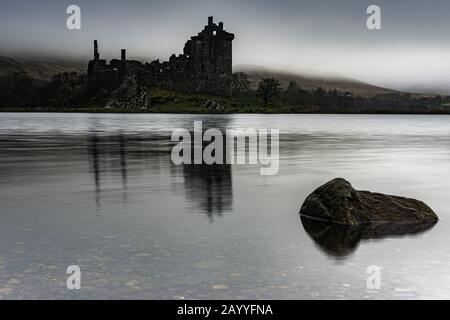 Glencoe, Scozia - Jan 2020: Kilchurn Castle, vicino Oban visto in piedi alla testa di Loch Awe Foto Stock